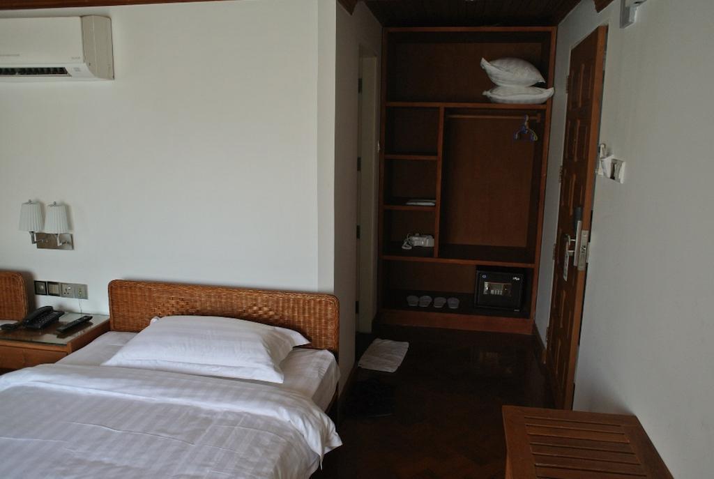Hotel Wardan Янгон Экстерьер фото
